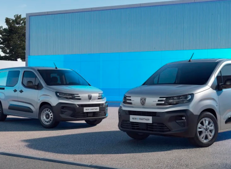 Deux véhicules utilitaires de la marque Peugeot